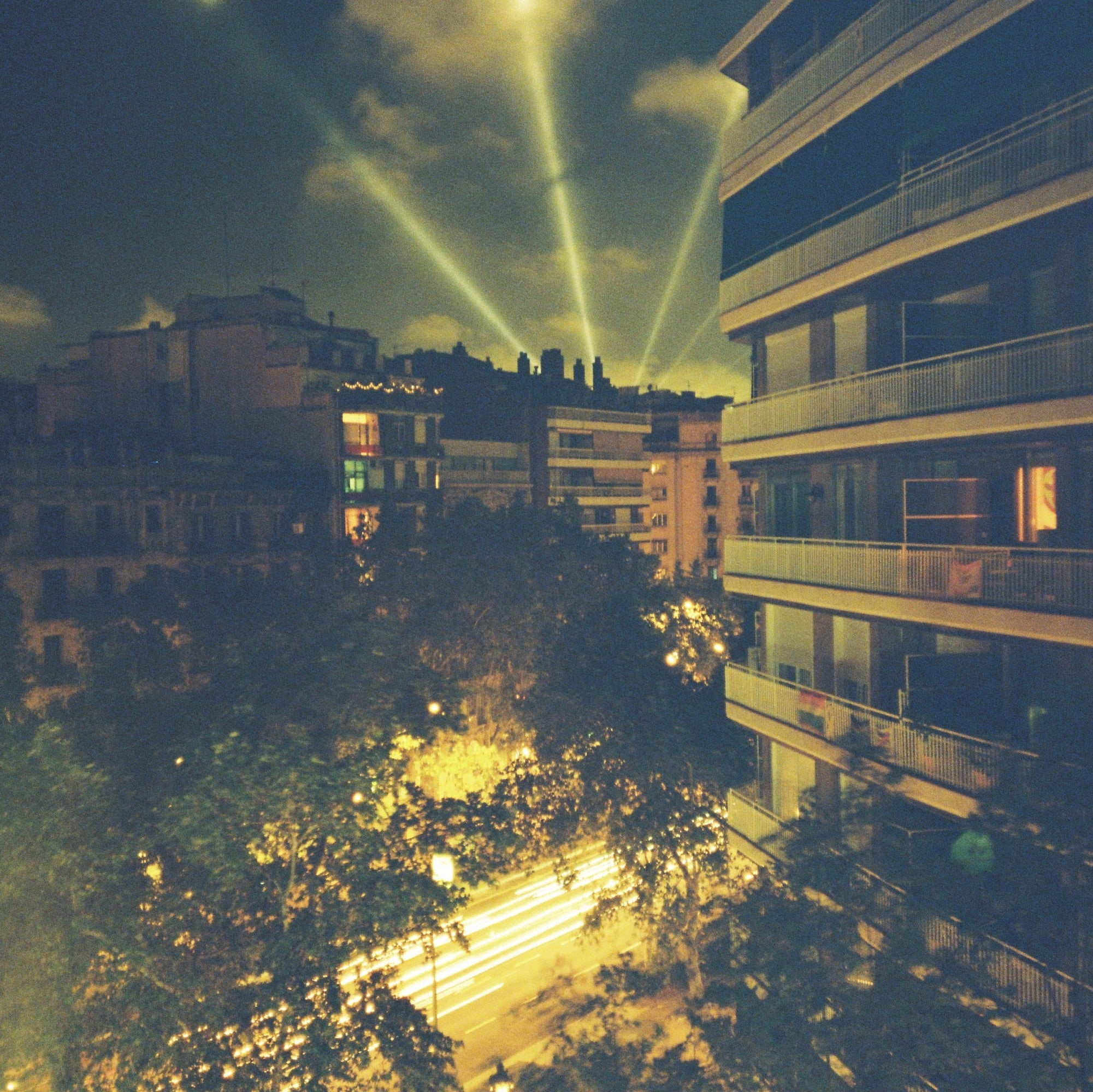Sample shot taken with Dubblefilm Apollo 400, highlighting its rich reds and deep blues in a landscape setting.