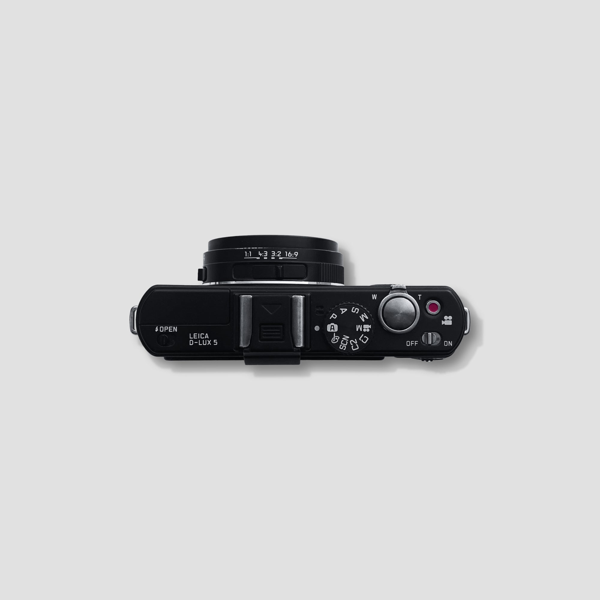 Close-up of the Leica D-Lux 5 lens highlighting its fast f/2.0-3.3 aperture for stunning low-light shots.