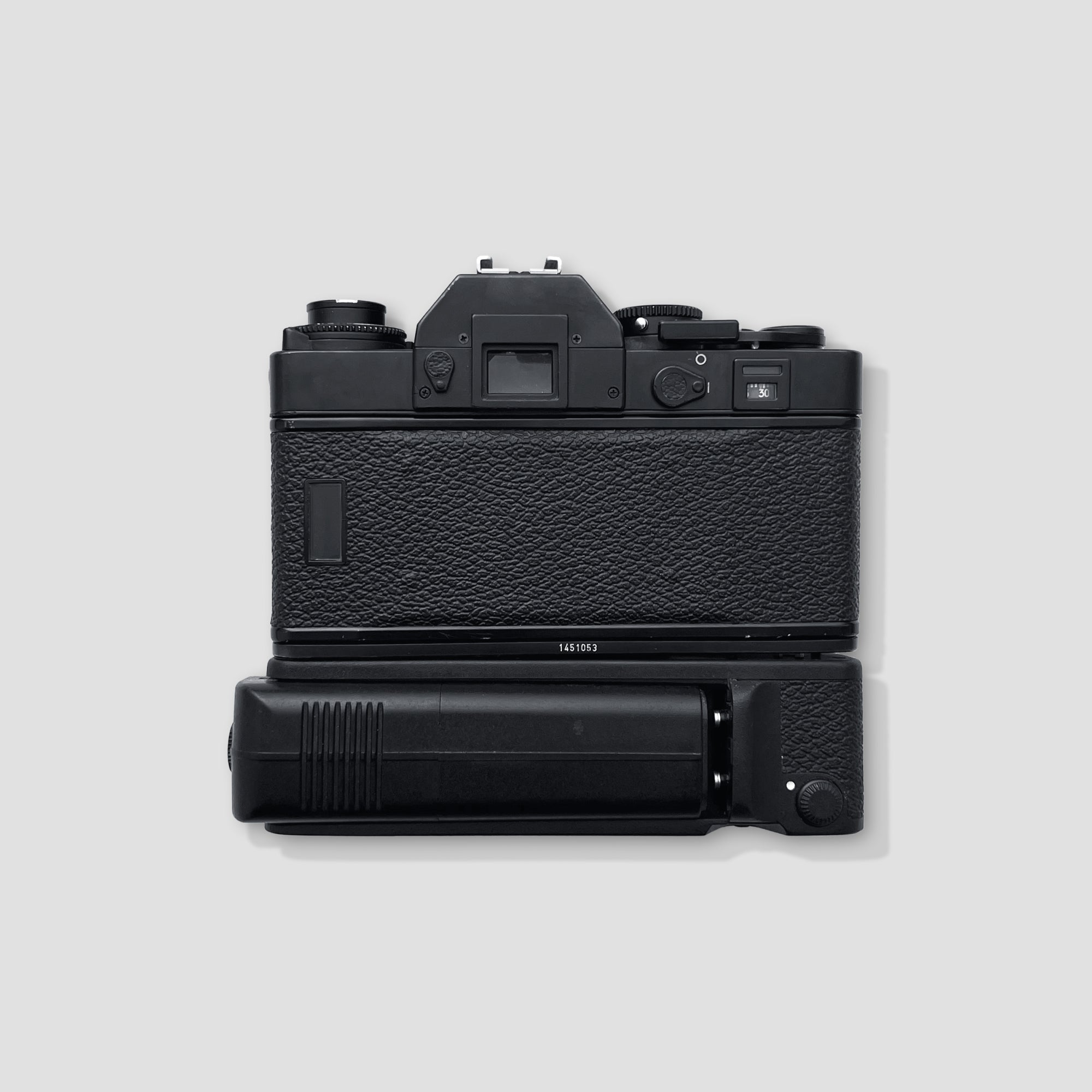 Leica R3 Electronic in use, capturing stunning photographs outdoors, demonstrating its functionality.