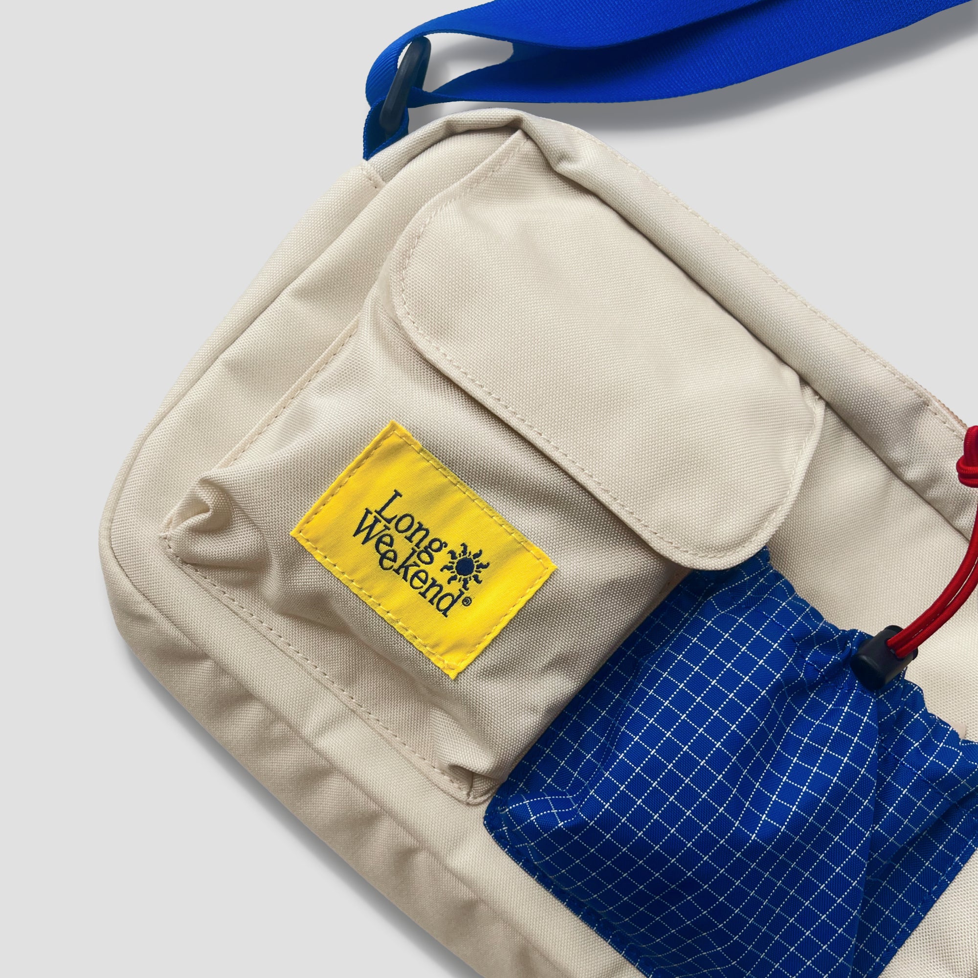 Close-up of the Santa Fe Adventure Shoulder Bags adjustable strap and YKK zipper closure, emphasizing durability.