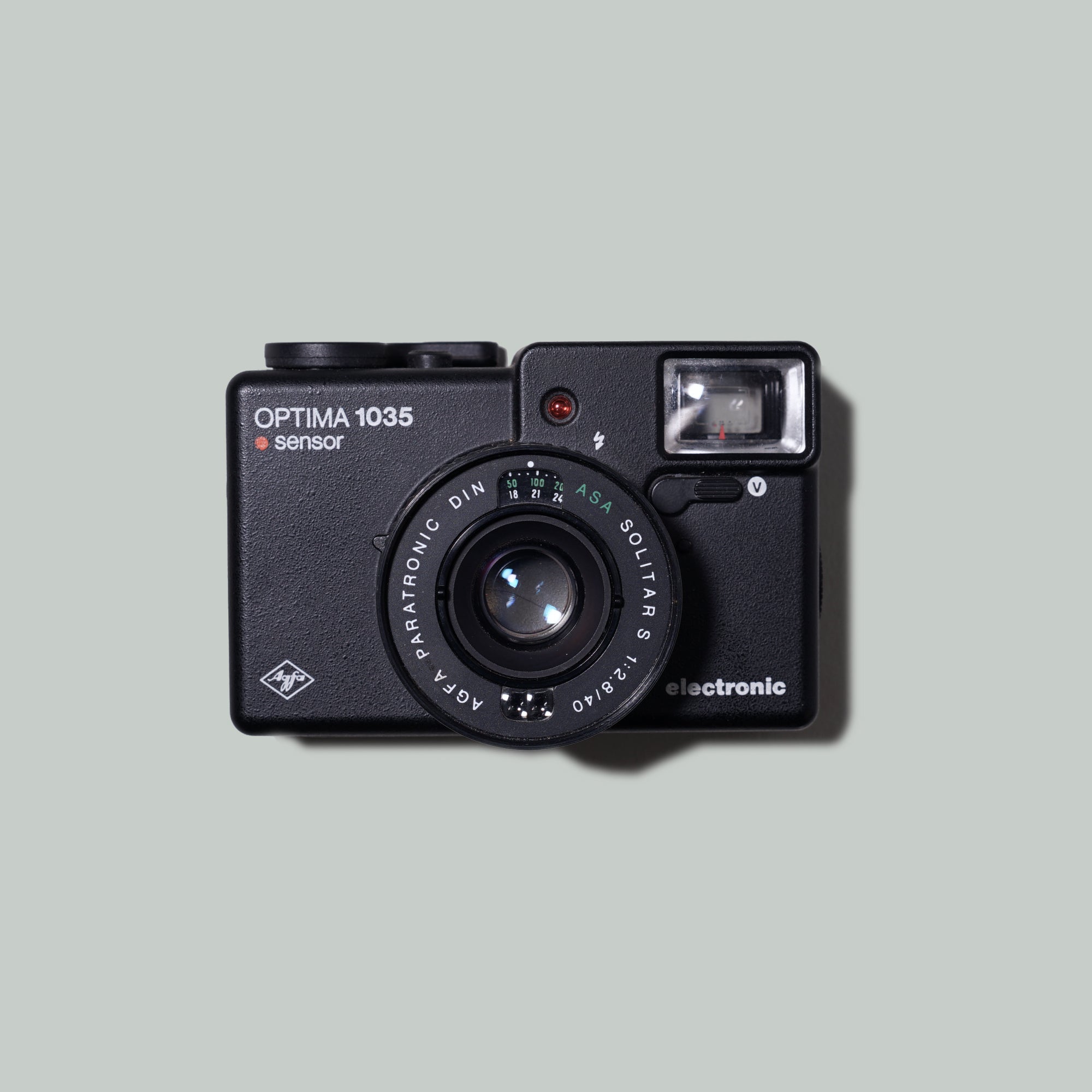 Front view of the AGFA Optima 1035 vintage film camera highlighting its red shutter button