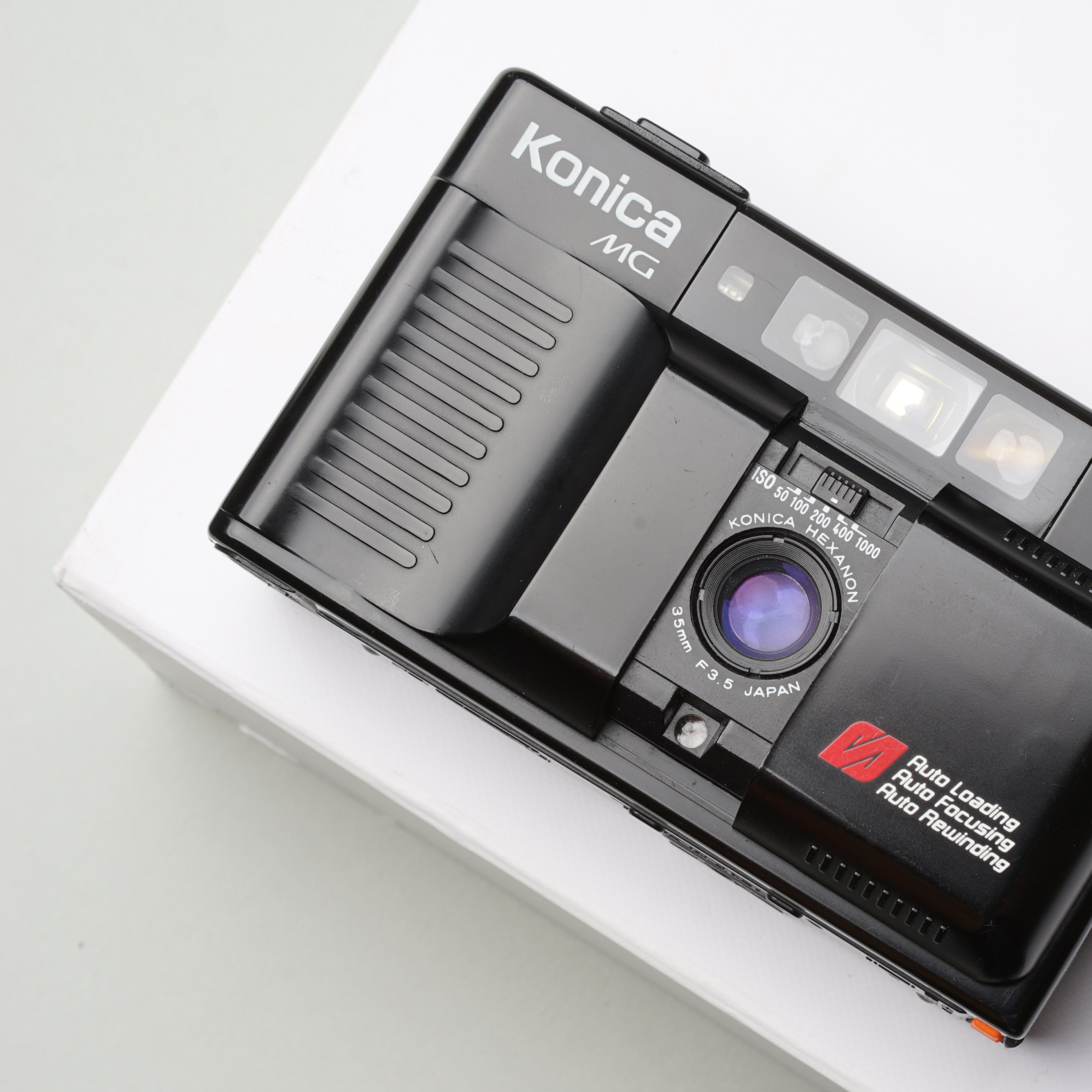 RetroSnap MG Instant Camera showcasing its sleek design and autofocus feature.