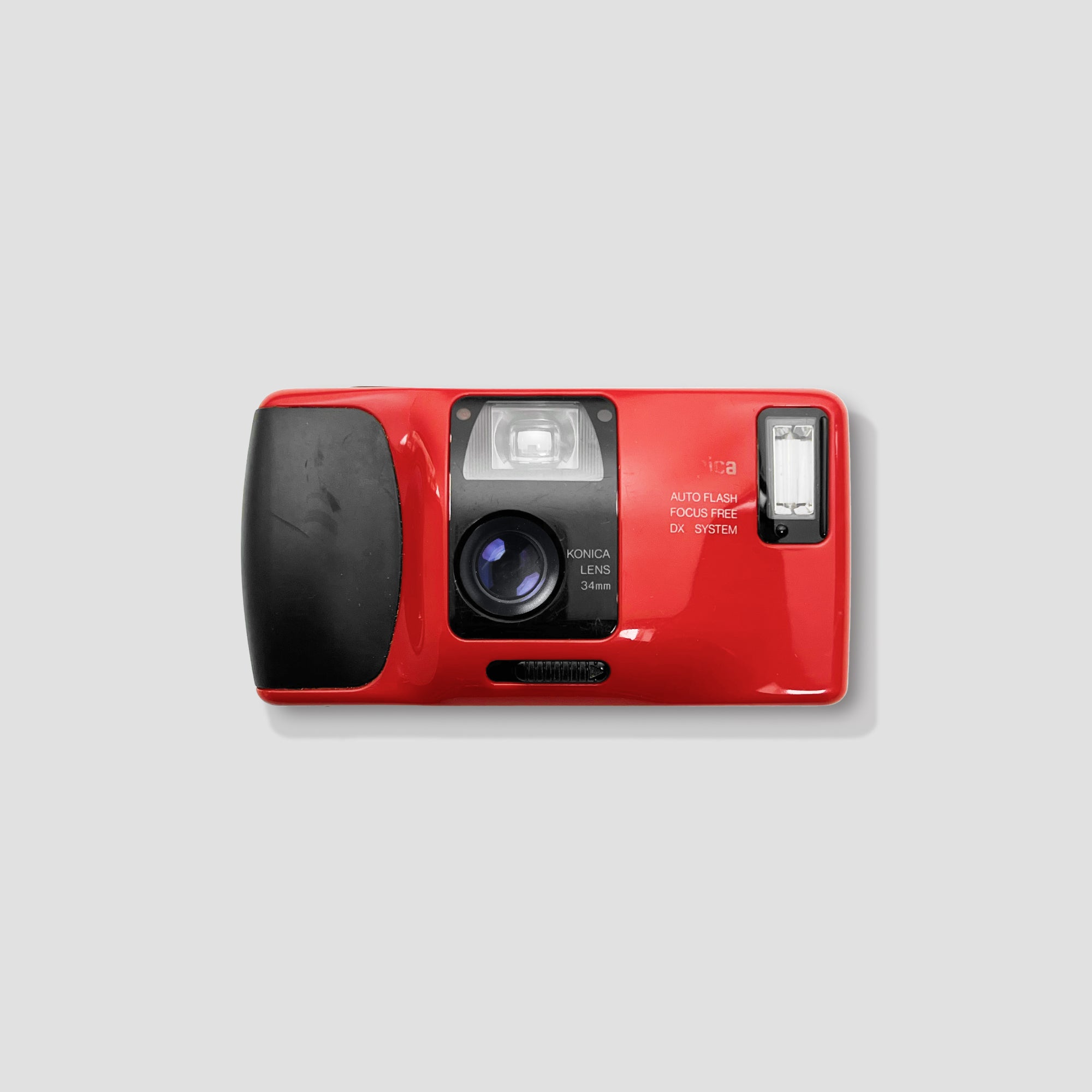 Konica Retro Compact Camera showcasing autofocus features in a travel setting.